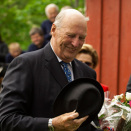 "Gammelmannsforeningen" (The Old Men's Society) gave King Harald a nice hat (Photo: Ned Alley / NTB scanpix)